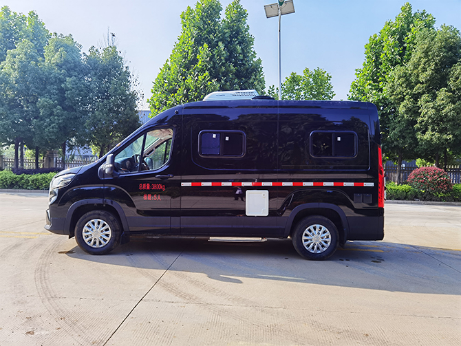 上汽大通V90長(zhǎng)軸高頂B型房車
