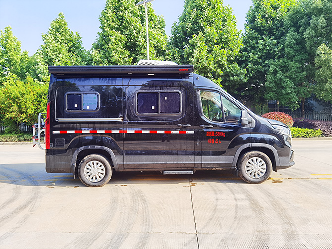 上汽大通V90長(zhǎng)軸高頂B型房車