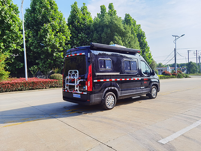 上汽大通V90長(zhǎng)軸高頂B型房車