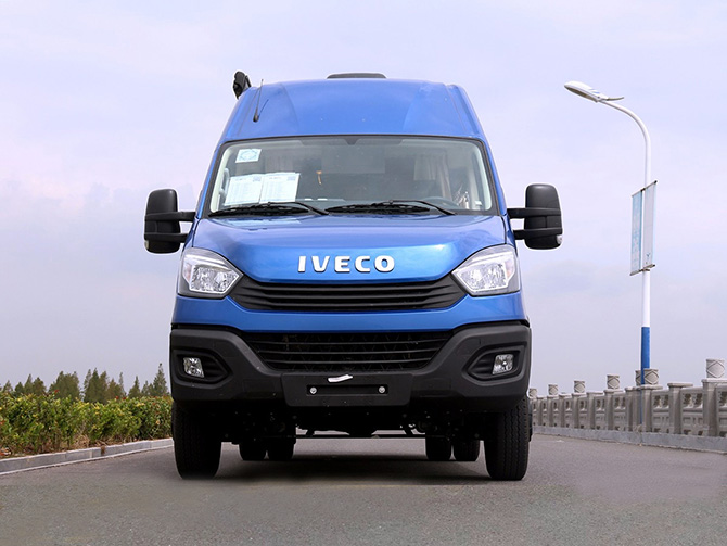 依維柯歐勝加長(zhǎng)軸高頂B型房車